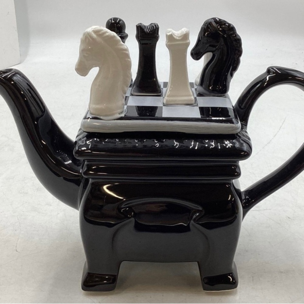 Vintage Rare Cardinals, Inc  Ceramics Ltd. Black / White Chess tea pot Ex Cond